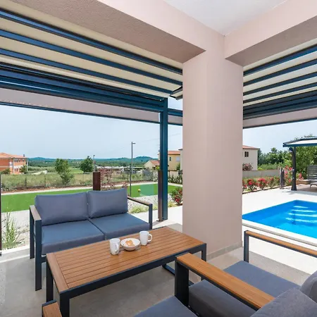 Karina, Vila Porec