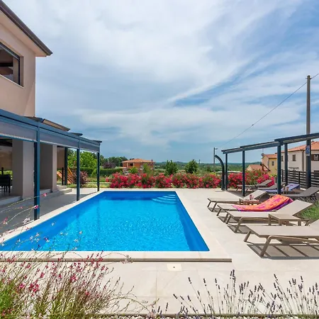 Karina, Vila Porec